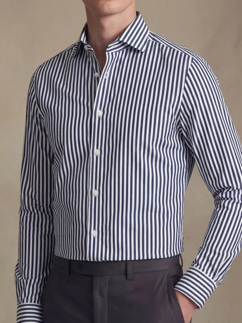 Bügelleichtes, schlichtes weißes Popeline-Hemd
